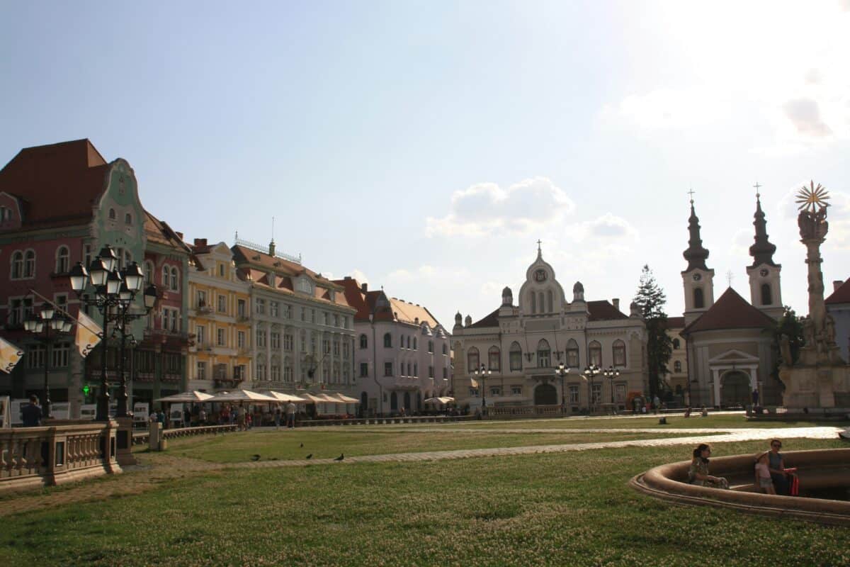 Piata Unirii, Timisoara, cladiri istorice, zi insorita.
